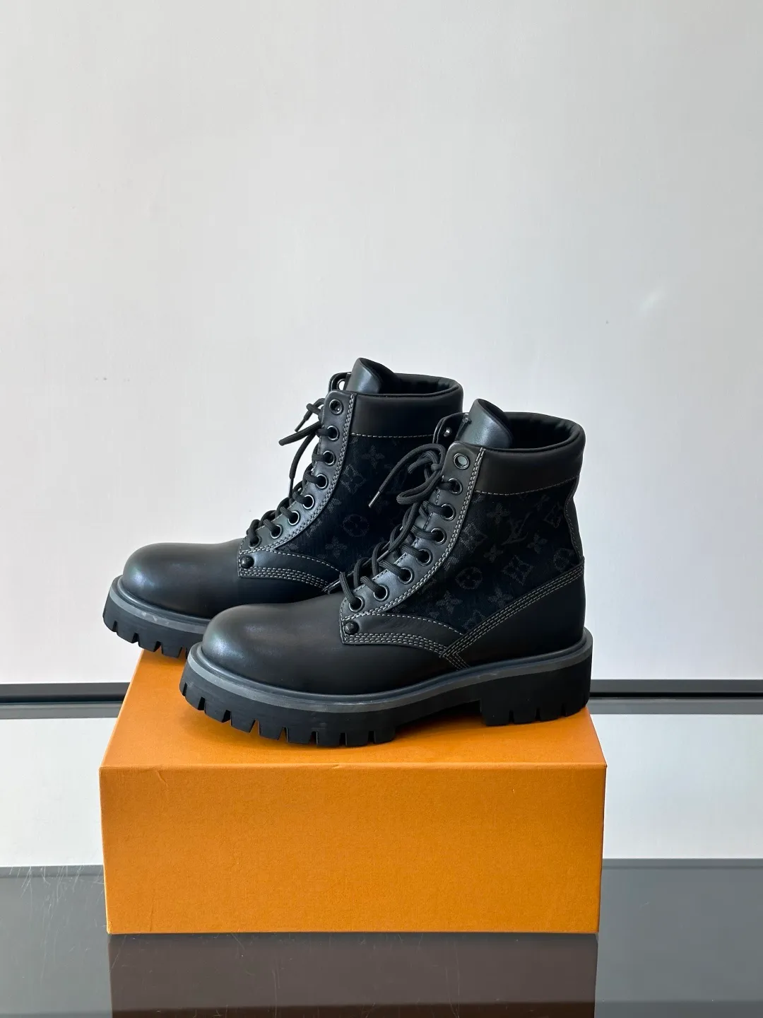 [L Home] Top P: 920💰 Size: 39-44 (45 can be customized) LOUIS VUITTON Louis Vuitton ss25 LV Donkey brand new thick-soled lace-up big-toe shoes men's casual shoes high-top short boots. These boots are crafted from top-grain calf leather for a lightweight and comfortable fit. The thick EVA outsole is embellished with eye-catching ridges, and the trendy attitude of being both strong and soft makes it an everyday choice. ✔Upper: imported first-layer cowhide ✔Lining: cowhide ✔Outsole: original molded outsole